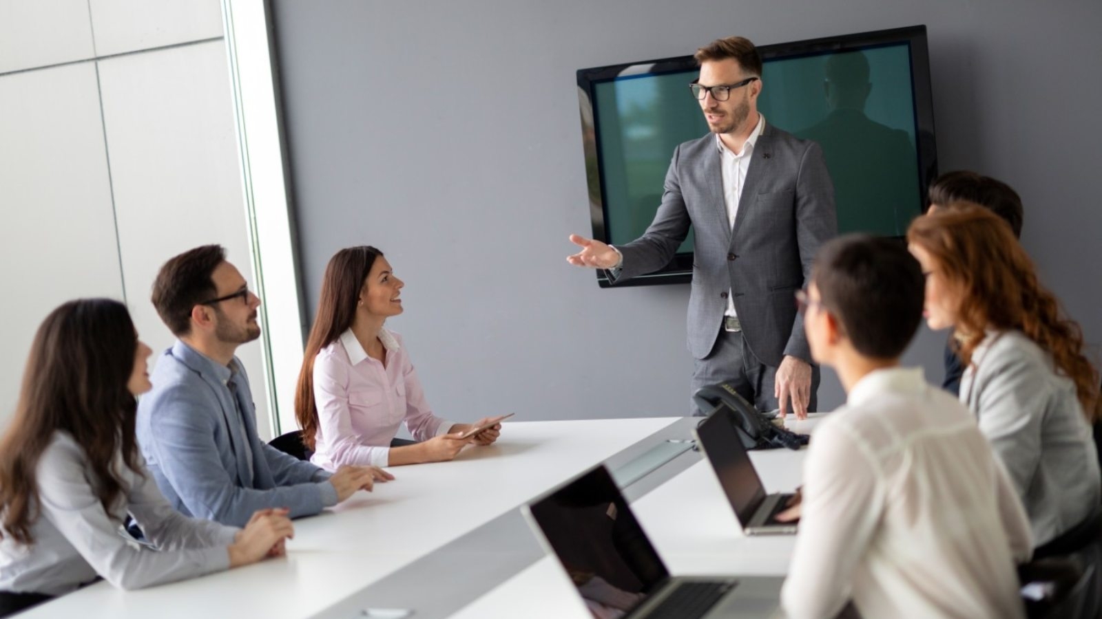 business-young-people-meeting-conference-FYRX2NL-1600x900